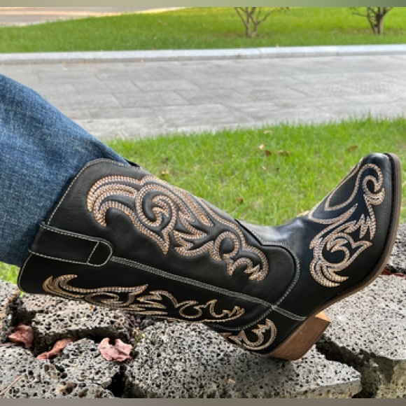 Shoes - Women’s Embroidered Western Cowboy Boots in Black
faux leather 
Good condition